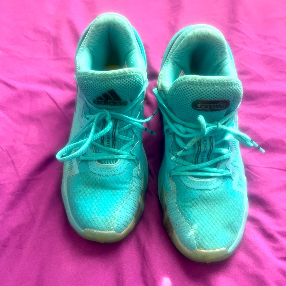 Basketball shoes